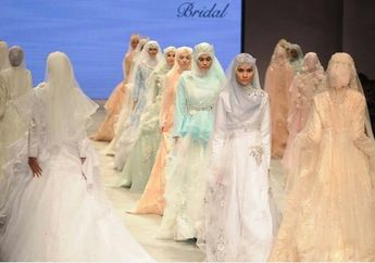 Gaun Pengantin Hijab ala Oki Setiana Dewi di Indonesia Fashion Week 2016