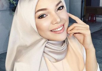 Sederhana dan Cantiknya Gaya Hijab Santun Dewi Sandra