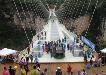 Jembatan Kaca Tertinggi di Dunia Ditutup Setelah Beroperasi 13 Hari