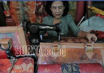 Perempuan Ini Raup Jutaan Rupiah Dari Olahan Kertas Semen Bekas