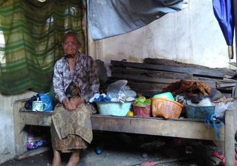 Tinggal di Rumah Kumuh, Hidup Nenek Sebatang Kara Ini Penuh Derita