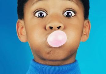 Apa Risikonya Jika Permen Karet yang Dikunyah Anak Tertelan?