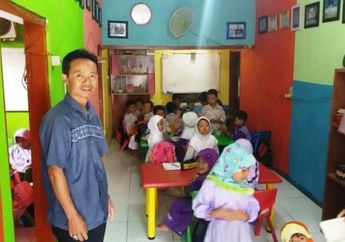 Luar Biasa, Tukang Parkir di Sumedang Dirikan Sekolah dan Gratiskan Siswa Tak Mampu