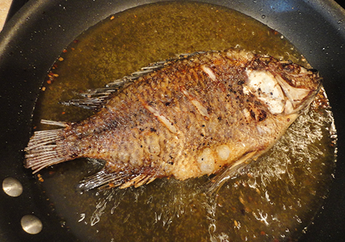 Tips Menggoreng Ikan yang Benar Agar Kulitnya Tak Terlepas