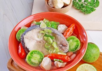 Semangkuk Sup Asam Ikan Tenggiri Untuk Santap Siang