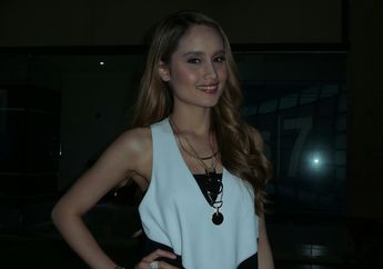 Tampil Cantik, Cinta Laura Cuma Modal Lipstik dan Kacamata
