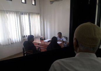 Ayah Setia Dampingi Putri Aisyah Hadapi Sidang Cerai dengan Ustaz Al Habsyi