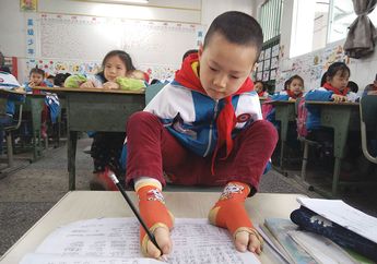 Mengharukan! Meski Tanpa Lengan, Anak 8 Tahun Ini Sangat Mandiri dan Pintar di Kelas