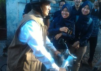 Tampil Nyentrik, Sebelum Nyoblos Anies Berkeliling Menggunakan Vespa