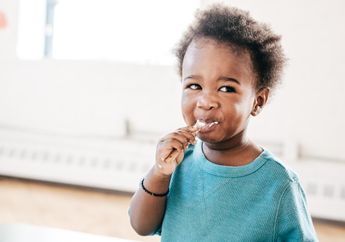 Cara Menghentikan Kebiasaan ‘Ngemut’ Saat Anak Makan