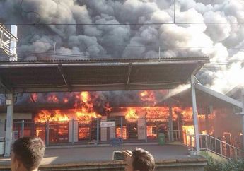 Stasiun Klender Terbakar, 9 Mobil Pemadam Dikirim untuk Padamkan Api