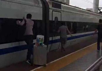 Mengerikan! Jari Pria Ini Terjepit Pintu Kereta yang Sedang Melaju