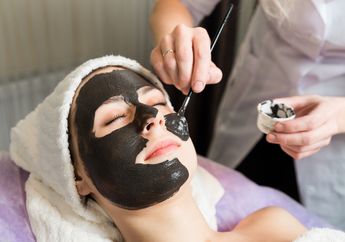 Stop Lakukan Kebiasaan Buruk Ini Saat Menggunakan Masker, Bisa Bikin Wajah Jadi Kering, Loh!