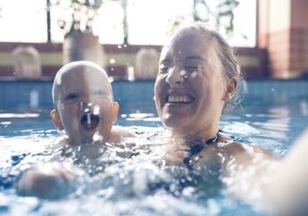 Berenang Saat Masih Menyusui Ternyata Pengaruhi Rasa ASI, Simak 5 Fakta Ini