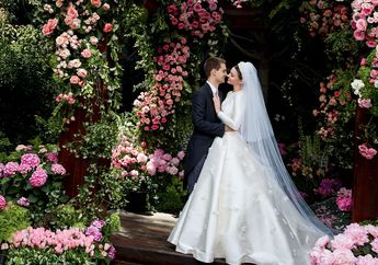 Biasa Tampil Seksi, Miranda Kerr Justru Pakai Gaun Pengantin Tertutup dan Elegan Saat Nikah