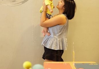 Duh! Pegang Gadget Sambil Menyusui Anak, Putri Titian Ditegur Dokter, Ini Alasannya