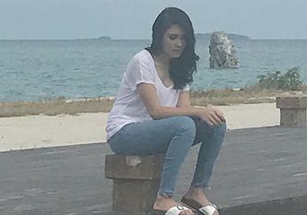 Ayu Ting Ting Menyepi di Pantai, Wajahnya Tak Nongol di Televisi, Sedang Galau?