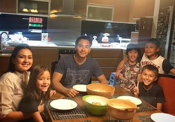 Intip 3 Tips dalam Mendidik Anak Ala Darius Sinathrya, Penting untuk Dilakukan!