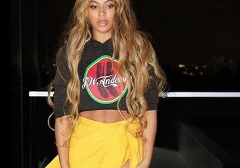 Tampil Bak Ratu di Wearable Art Gala 2018, Gaun Beyonce Bertabur Emas!