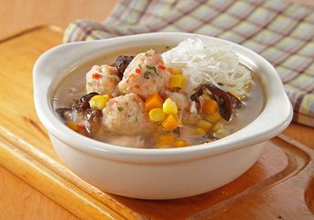 Habis Ide Untuk Makan Malam? Buat Saja Sup Bola Udang yang Hangat Ini 