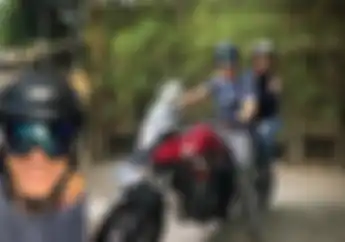 Mantap! Presenter Darius Sinathrya Akan Riding Boncengan Sama Cewek Cantik di Himalaya