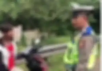 Video Pemotor Memelas Saat Terciduk Polisi Tol Cipularang, Gak Pakai Helm Pula!