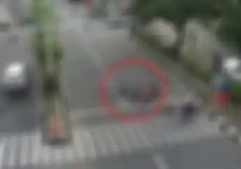Bikin Ngilu! Video Detik-detik Kawasaki Ninja 250 Tabrak Becak, 2 Orang Terkapar