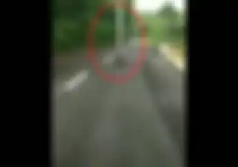Bikin Celaka! Posisi Tiang Listrik Ini Ada di Tengah Jalan, Meleng Sedikit Bisa Nabrak