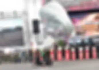 Waduh! Bisa Pas Begini, TNI Penerjun Payung Mendarat di Atas Ojek Online