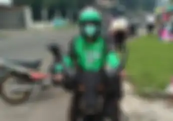 Unik, Pengendara Ojek Online Pasang Kepala Kerbau di Motornya, Lampu Depannya Mana?