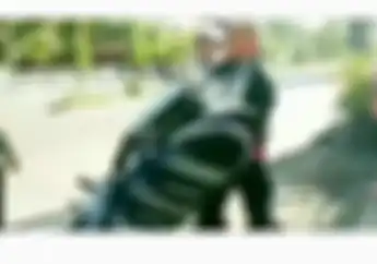 Kusut! Video Viral Pemotor Ngambek Kena Tilang Polisi, Banting-banting Motor