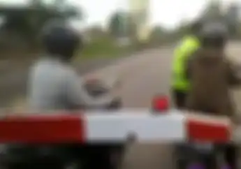 Kapan Sadarnya? 2 Pemotor Nekat Terobos Perlintasan Kereta Api, Polisi Langsung Bertindak