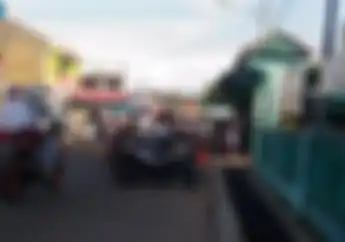 Hari Pertama Masuk Sekolah, Kembali Antar-Jemput Sekolah Naik Motor 