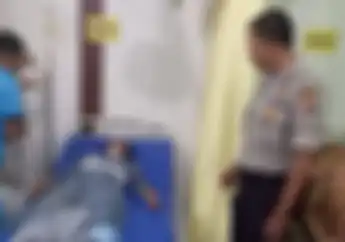 Jatuh Dari Honda Scoopy, Wanita Muda Pingsan Di Pinggir Jalan