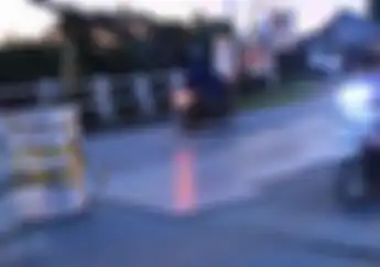 Jalan Hanya Ditutup DenganPlat Baja, Mengundang Maut Saat Hujan