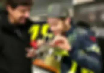 Kocak, Diganjar Tapir Emas, Valentino Rossi Nampik Dibilang Gak Menang