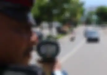 Video Awas  Aparat Kepolisian Menggunakan Speed Gun Untuk Menilang