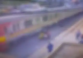 Sejengkal Lagi Nyawa Pemotor Melayang di Rel Kereta Api, Kapan Sadarnya Bos?