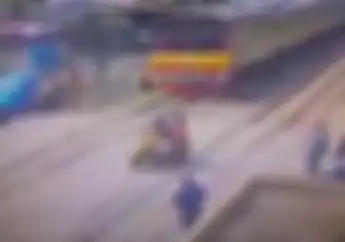 Ngeri! Video Pemotor Gak Sabar, Nyaris Diseruduk Kereta Api 