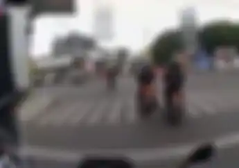 Video Detik-detik Pemotor Ketakutan Saat Berhenti di Lampu Merah, Ada Apa?