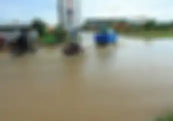 Motor Terpaksa Menerjang Banjir, Karena Tidak Ada Jalan Yang Lain !