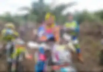 Bikin Melongo, Rupanya Begini Gaya Gadis Cantik Asal Kalimantan Saat Main Lumpur
