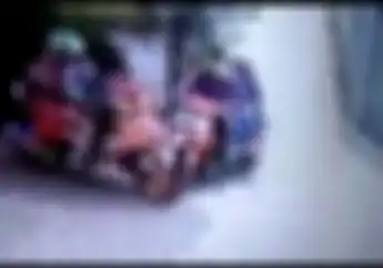 Tega Banget, Driver Ojek Online Cuekin  Wanita Lansia Yang Ditabraknya