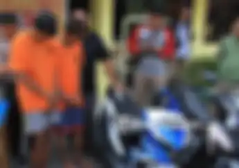 Mata Mendadak Ijo Liat HP, Langsung Pepet  Cewek yang Naik Motor