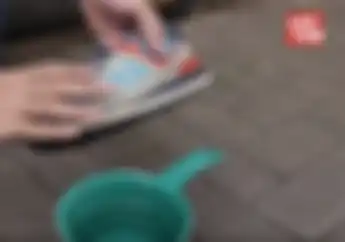 Video Cara Bikin Sepatu Tahan Air Hujan, Tipsnya Mudah Banget Bro