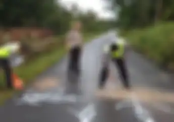 Saking Kencangnya NMAX Menabrak, Helm Pengendara Terlepas Hingga Tewas