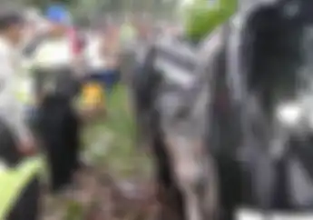 Nyalip Motor, Mobil Berisi Duit Rp 700 juta Kecelakaan, Kok Bisa?