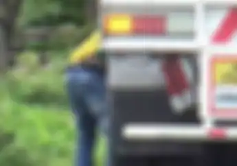 Aduh... Supir Pengantar BBM Pertamina Ini 'Kencing' di Tengah Jalan