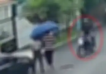 Keren! Video Dewa Payung Lawan Begal Bermotor, Pelaku Hanya Bisa Tercengang