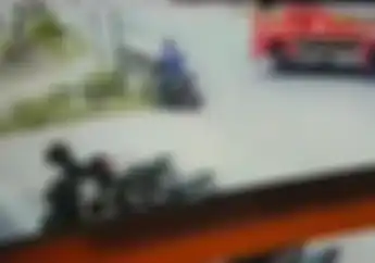 Apes! Kaget Ada Truk Putar Balik, Pemotor Malah Ceburkan Diri ke Parit